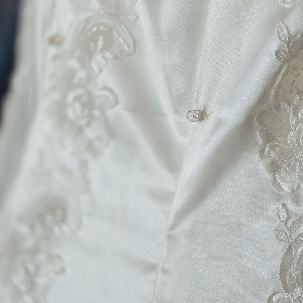 WORN 1x Wedding Dress. Satin w/lace, pearl beads & subtle sequins. Two stains - Picture 13 of 16